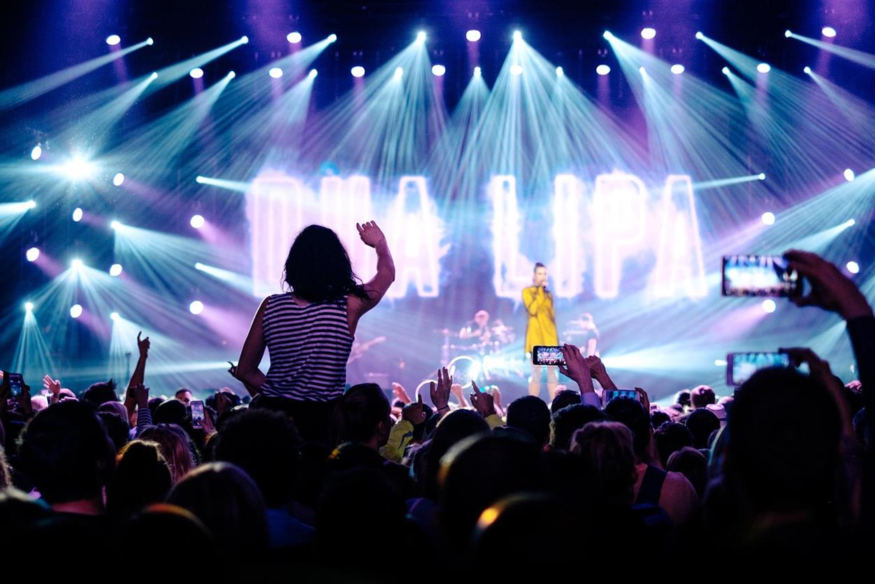 Het bijwonen van een concert, theatervoorstelling of sportevenement zou spannend moeten zijn, niet stressvol. Toch kan het vinden van betrouwbare, redelijk geprijsde en gemakkelijk te verkrijgen tickets vaak overweldigend aanvoelen. TopTicketShop vereenvoudigt dit proces door een betrouwbare marktplaats te bieden die alles omvat, van grote arenaconcerten tot intieme comedyavonden. Met een gebruiksvriendelijk platform en een breed aanbod is het een populaire keuze geworden voor het Nederlandse publiek dat zonder gedoe van live entertainment wil genieten.