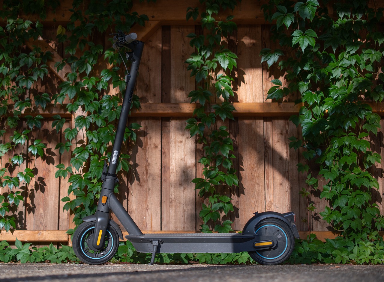 Stedelijke mobiliteit is de afgelopen jaren veranderd. De opkomst van e-scooters en e-bikes is niet langer een voorbijgaande trend, maar een vast onderdeel van hoe mensen zich door steden verplaatsen, naar hun werk pendelen of gewoon genieten van weekendritten. Onder de merken die deze transformatie stimuleren, heeft Isinwheel een eigen plek veroverd door betaalbaarheid te combineren met goedkeuring voor de openbare weg en een focus op rijvrijheid.