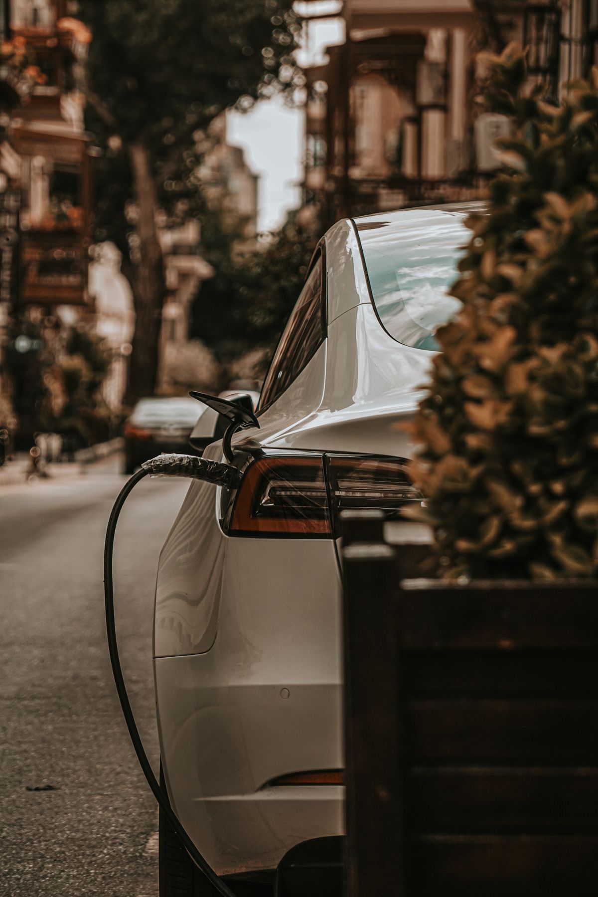 Samochód elektryczny podłączony do ładowarki