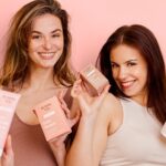 In einer Welt, in der Wellness-Routinen zunehmend individueller gestaltet werden, hat sich TummyTox als herausragende Marke etabliert, die den Umgang von Frauen mit Gesundheit, Schönheit und Ausgeglichenheit neu definiert. Mit einer Produktlinie, die speziell auf die Bedürfnisse von Frauen zugeschnitten ist – von hormoneller Unterstützung und Verdauung bis hin zu Energie- und Haarpflege – kombiniert TummyTox natürliche Inhaltsstoffe mit wissenschaftlich fundierten Formeln zu gezielten, leicht umsetzbaren Lösungen. Die Marke ist in ganz Europa beliebt und findet insbesondere in Deutschland großen Anklang. Sie positioniert sich nicht nur als Anbieter von Nahrungsergänzungsmitteln, sondern auch als Lifestyle-Partner für die tägliche Selbstfürsorge von Frauen.
