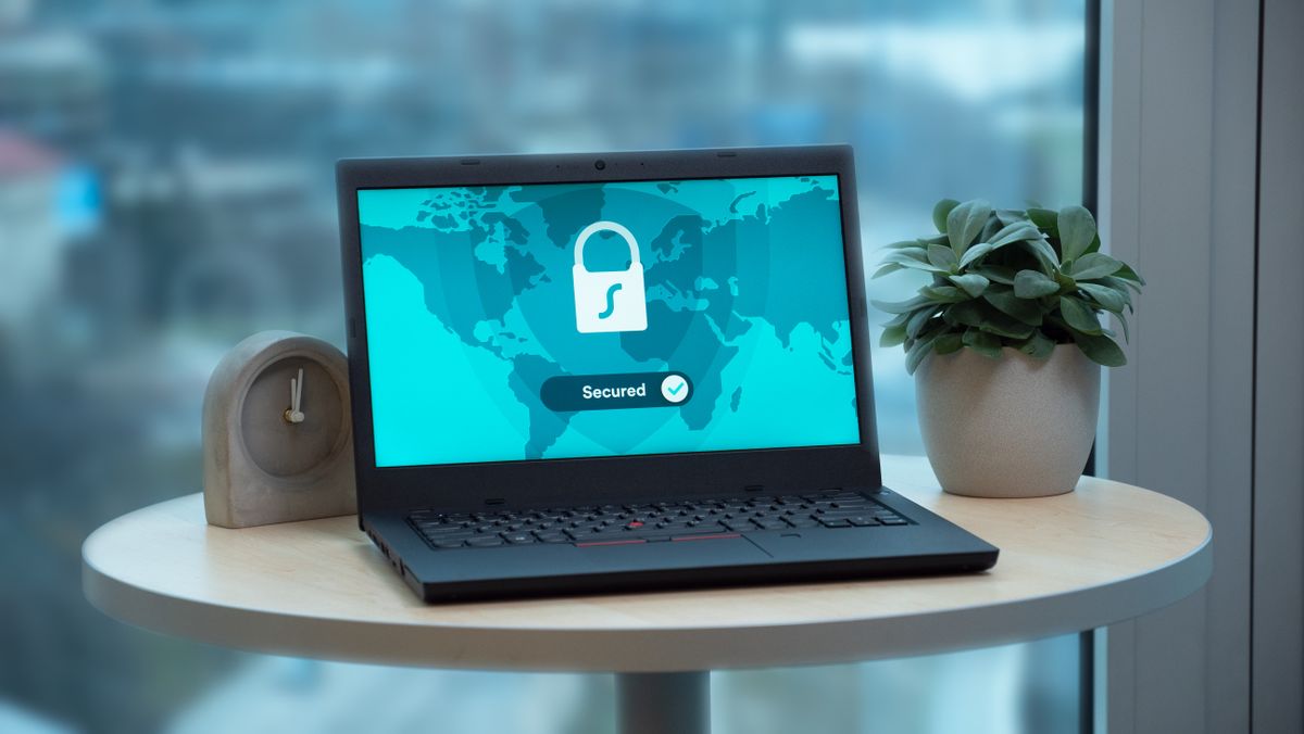 Laptop z ikoną kłódki symbolizującą ochronę antywirusową
