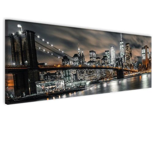 Nocna panorama mostu Brooklyńskiego i oświetlonego Manhattan z czarnymi wieżowcami nad rzeką.