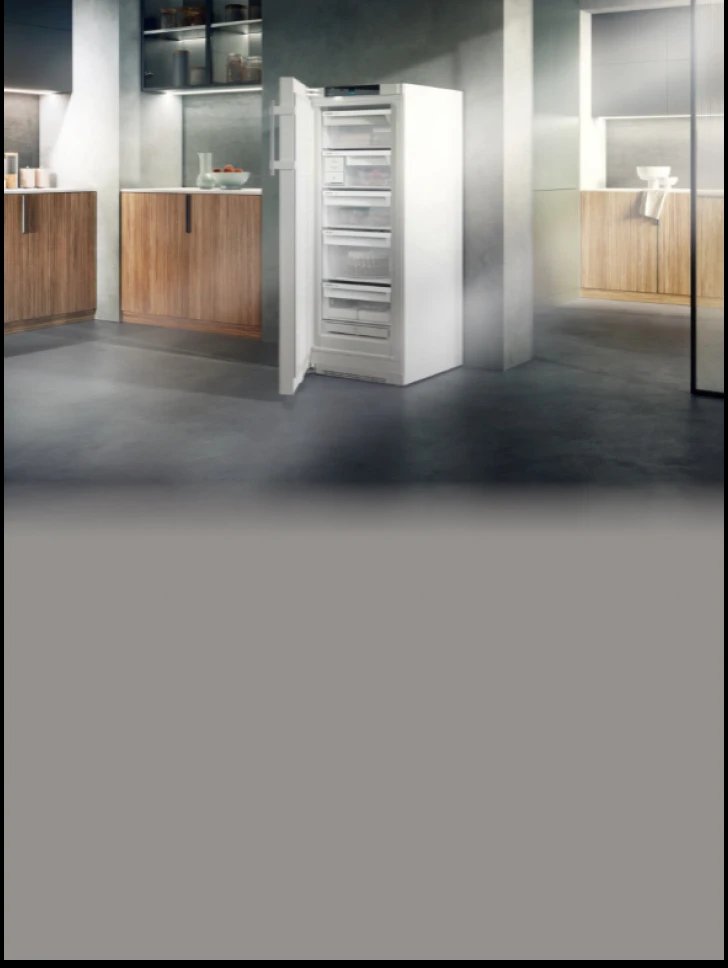 Biała chłodnia z szufladami zabudowana w nowoczesnej kuchni ze srebrnymi szafkami