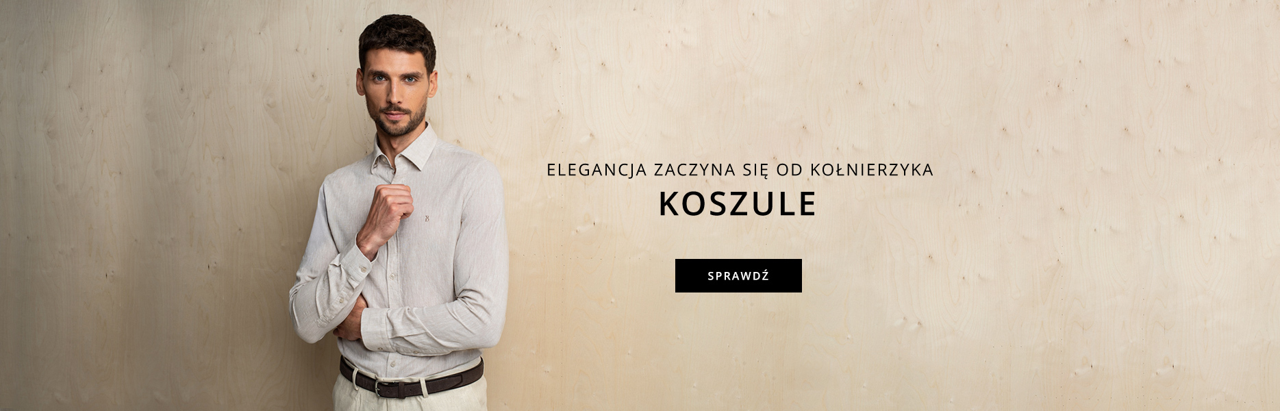 Mężczyzna w jasnej koszuli z długimi rękawami i czarnym paskiem