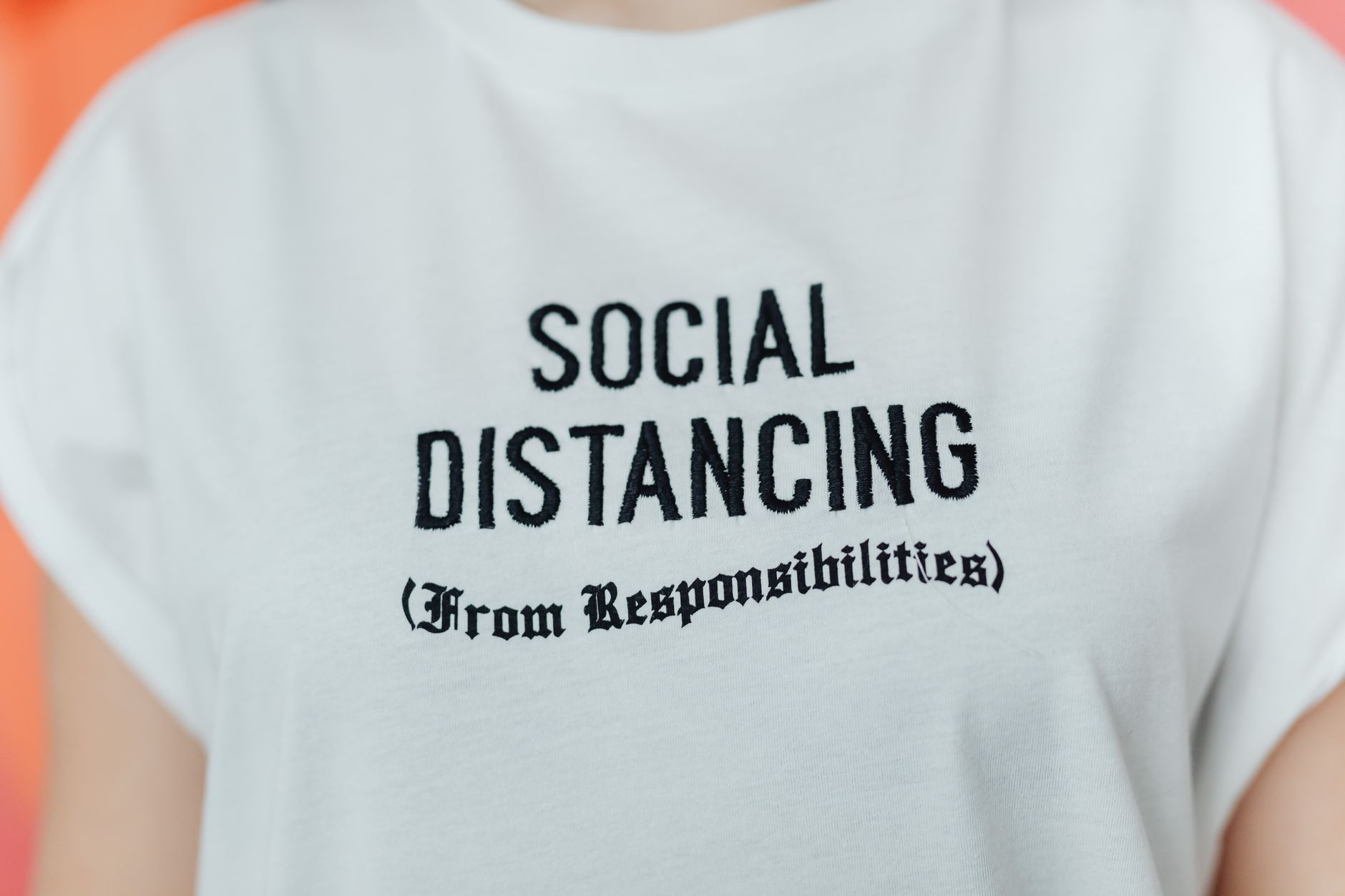 Biała koszulka z napisem "SOCIAL DISTANCING (From Responsibilities)" drukowanym na piersi
