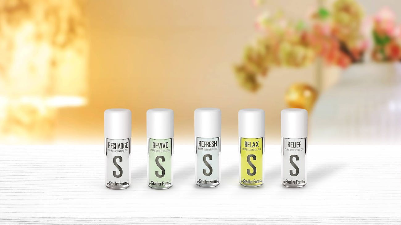 Pięć spray'ów do aromaterapii z etykietami: Recharge, Revive, Refresh, Relax i Relief