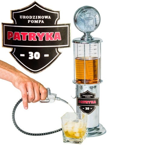 Dystrybutor do alkoholu w kształcie stacji benzynowej z logotypem Patriyka, napełniający szklankę napitkiem