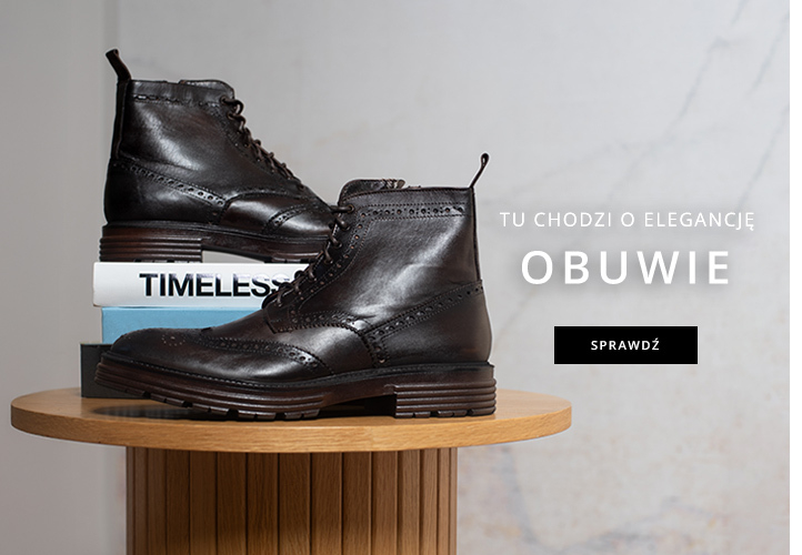 Czarne buty typu brogue na drewnianym postumencie z napisem TIMELESS