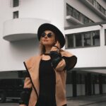 To Be Dressed.nl is een Nederlandse online modemarktplaats die honderden retailers en merken samenbrengt om designerkleding, schoenen en accessoires betaalbaar en toegankelijk te maken. Het platform staat bekend om zijn kortingen tot wel 80 procent die het hele jaar door worden aangeboden en combineert outletdeals met de nieuwste collecties, waardoor shoppers het beste van twee werelden op één plek krijgen. Door lokale boetieks te ondersteunen en tegelijkertijd een naadloze digitale winkelervaring te bieden, is To Be Dressed.nl een vertrouwde plek geworden voor mannen, vrouwen en kinderen die op zoek zijn naar stijl, kwaliteit en gemak zonder de volle prijs te betalen.