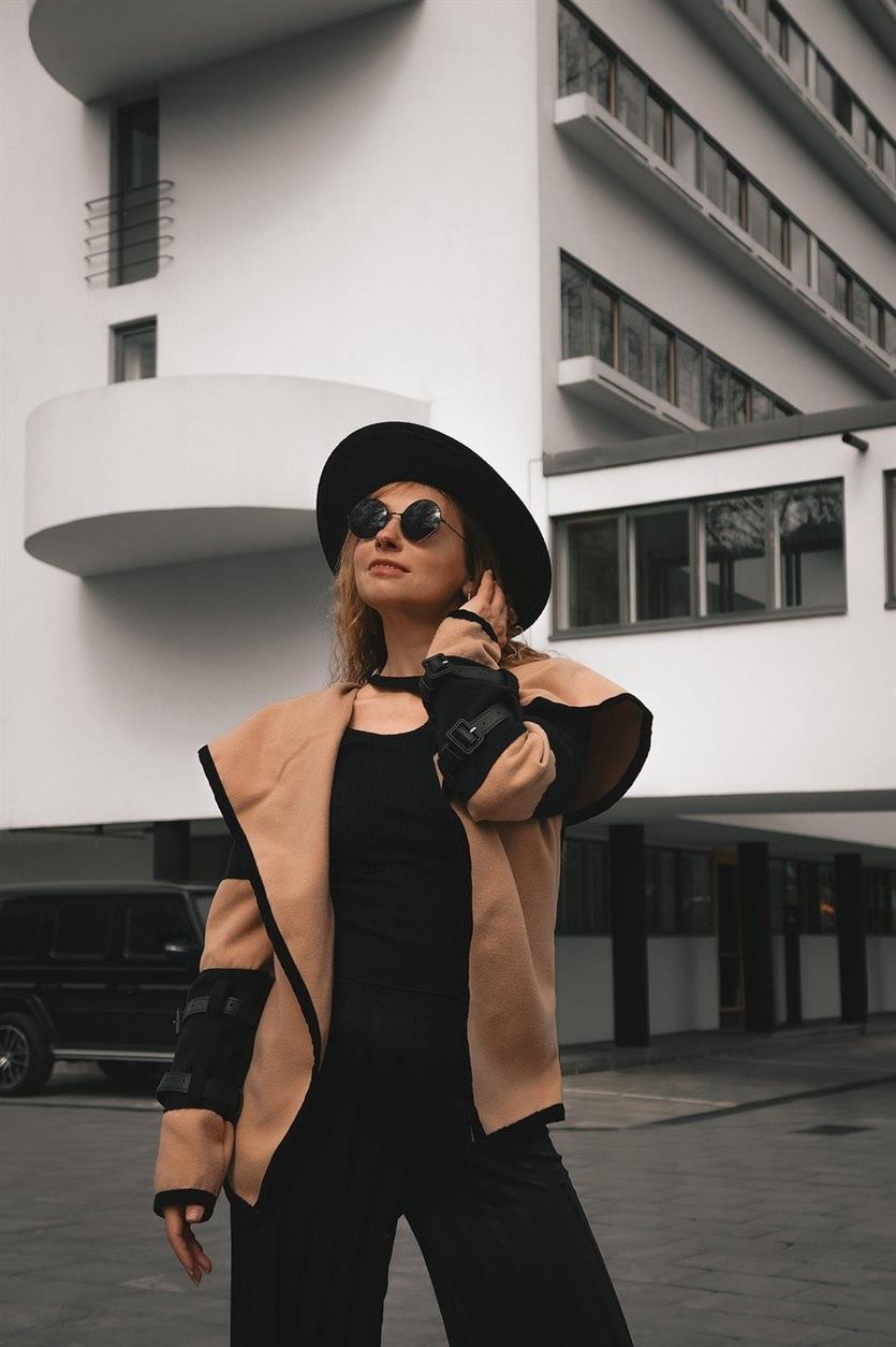 To Be Dressed.nl is een Nederlandse online modemarktplaats die honderden retailers en merken samenbrengt om designerkleding, schoenen en accessoires betaalbaar en toegankelijk te maken. Het platform staat bekend om zijn kortingen tot wel 80 procent die het hele jaar door worden aangeboden en combineert outletdeals met de nieuwste collecties, waardoor shoppers het beste van twee werelden op één plek krijgen. Door lokale boetieks te ondersteunen en tegelijkertijd een naadloze digitale winkelervaring te bieden, is To Be Dressed.nl een vertrouwde plek geworden voor mannen, vrouwen en kinderen die op zoek zijn naar stijl, kwaliteit en gemak zonder de volle prijs te betalen.